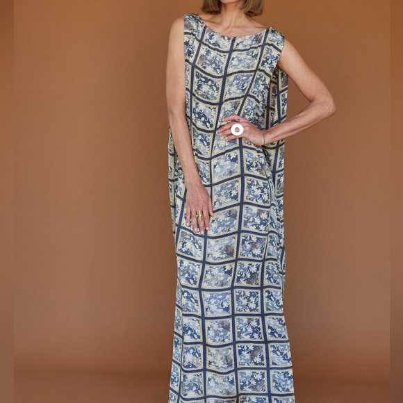 Cleopatra dress is a stunning and unique piece Handmade with elegance silk - Picture 2 of 12